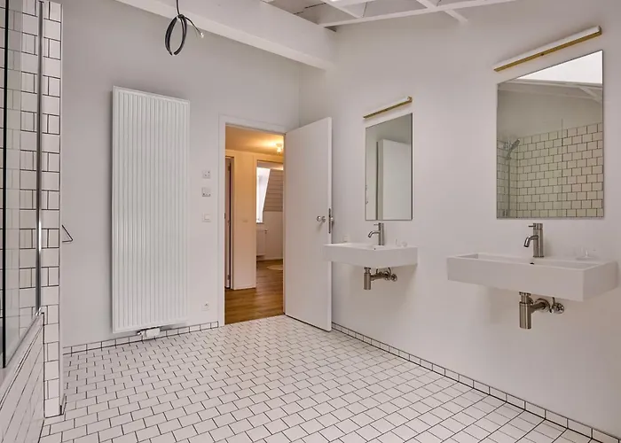 Loft Center - 2 Bedrooms - Parking - By Finenest דירה לייז'