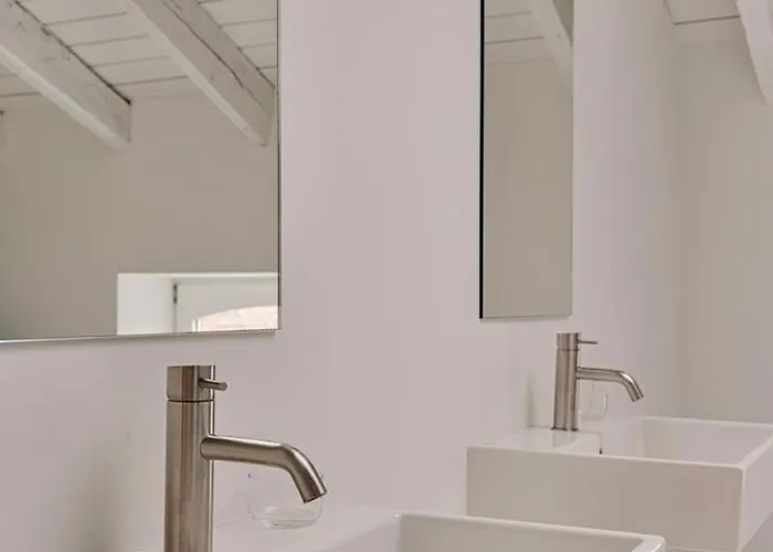 דירה Loft Center - 2 Bedrooms - Parking - By Finenest לייז'