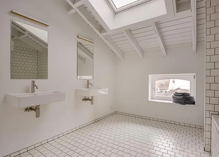 Loft Center - 2 Bedrooms - Parking - By Finenest לייז'